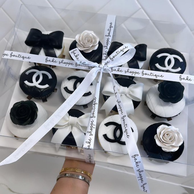 b&w chanel cupcakes